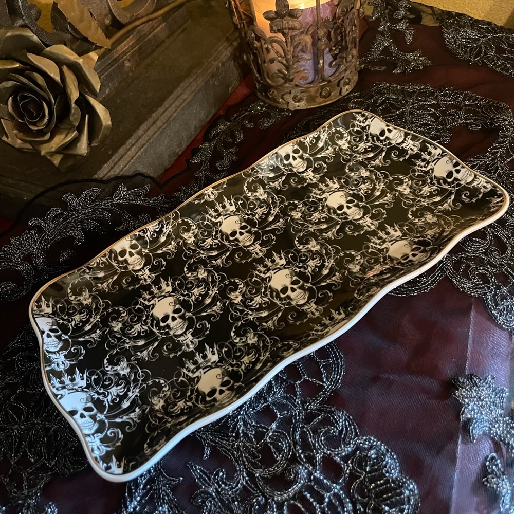 PARK CHATEAU *Last One* NWOT Crowned Skull Small Rectangular Tray